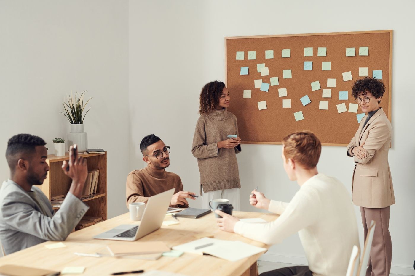 Facilitator leading a Vancouver smart-money session on AI-assisted cash-flow exercises